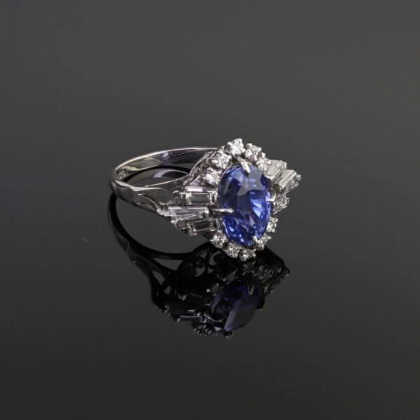 Solitaire Diamant Ring, signiert Tiffany
Smaragdschliff Diamant von 0.47 ct, E VVS1, in Platin 950, Ringgrösse: 49.5, 3.5 g. 

Tiffany Certificate 33721609/P04280512
Crown Inscription: T&Co. P0480512
Mit der Originalbox und den Zertifikaten
